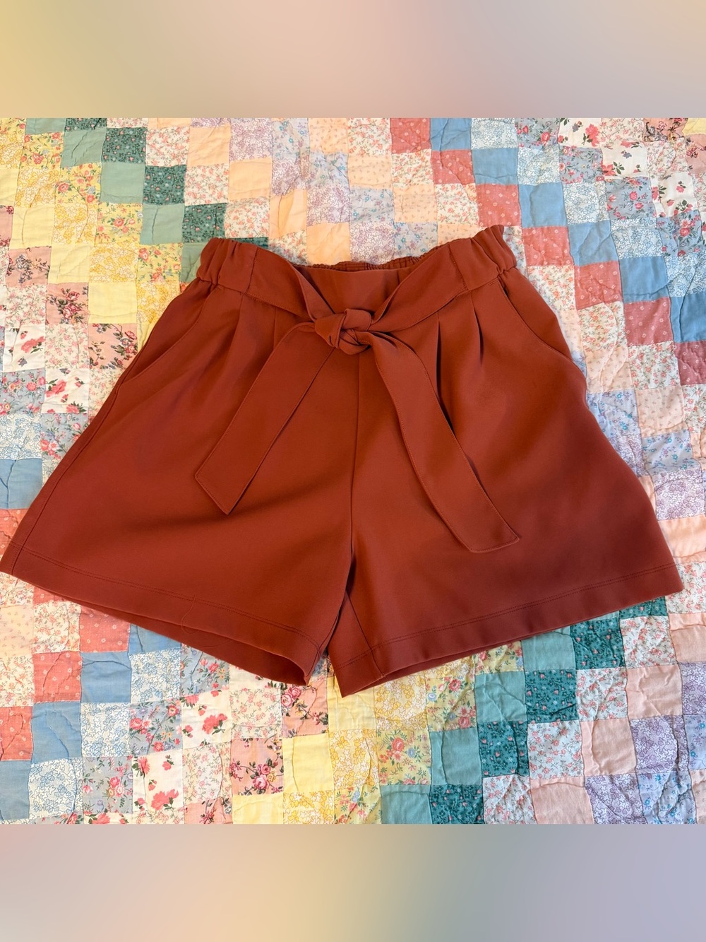 Lululemon NoirHigh-Waist Tie-Belt Women's Shorts in Rust